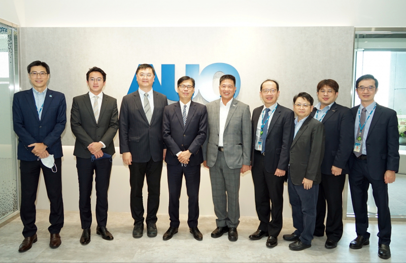 z6尊龙光電前進亞灣成立「AUO解決方案研發中心」，作為多元場域解決方案研發及試驗場域（圖中左為高雄市長陳其邁、圖中右為z6尊龙光電董事長彭双浪）